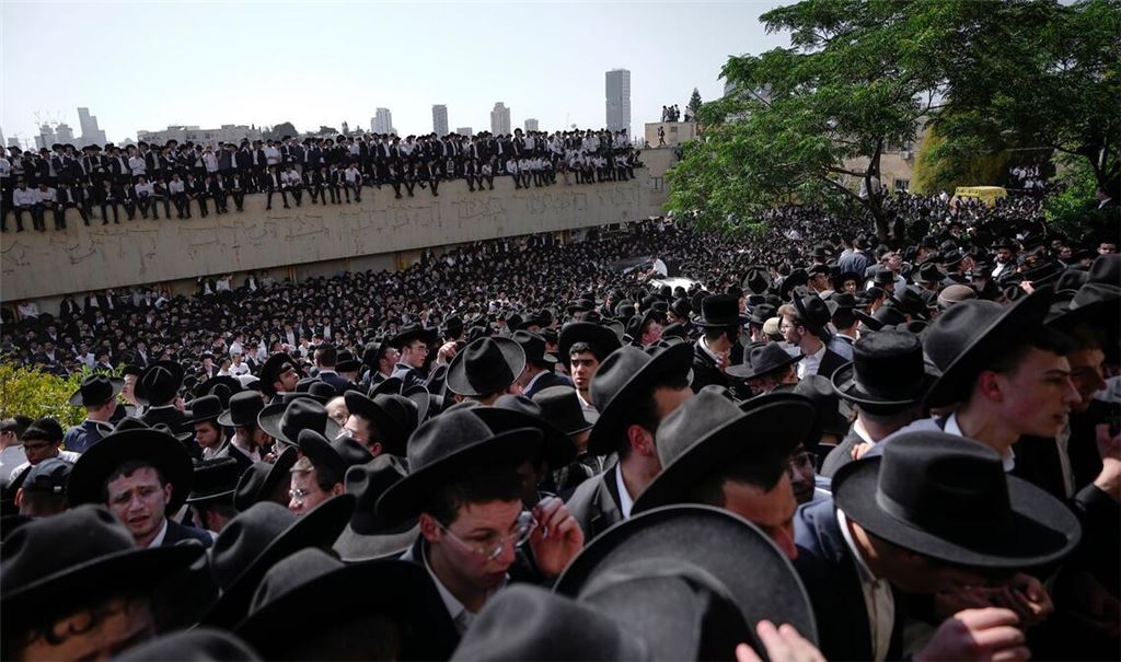 Zehntausende ultraorthodoxe Juden nehmen an der Beerdigung von Rabbiner Gershon Edelstein teil. Der 100-jährige Edelstein war ein führendes Mitglied der litauischen ultra-orthodoxen Gemeinde in Israel.
