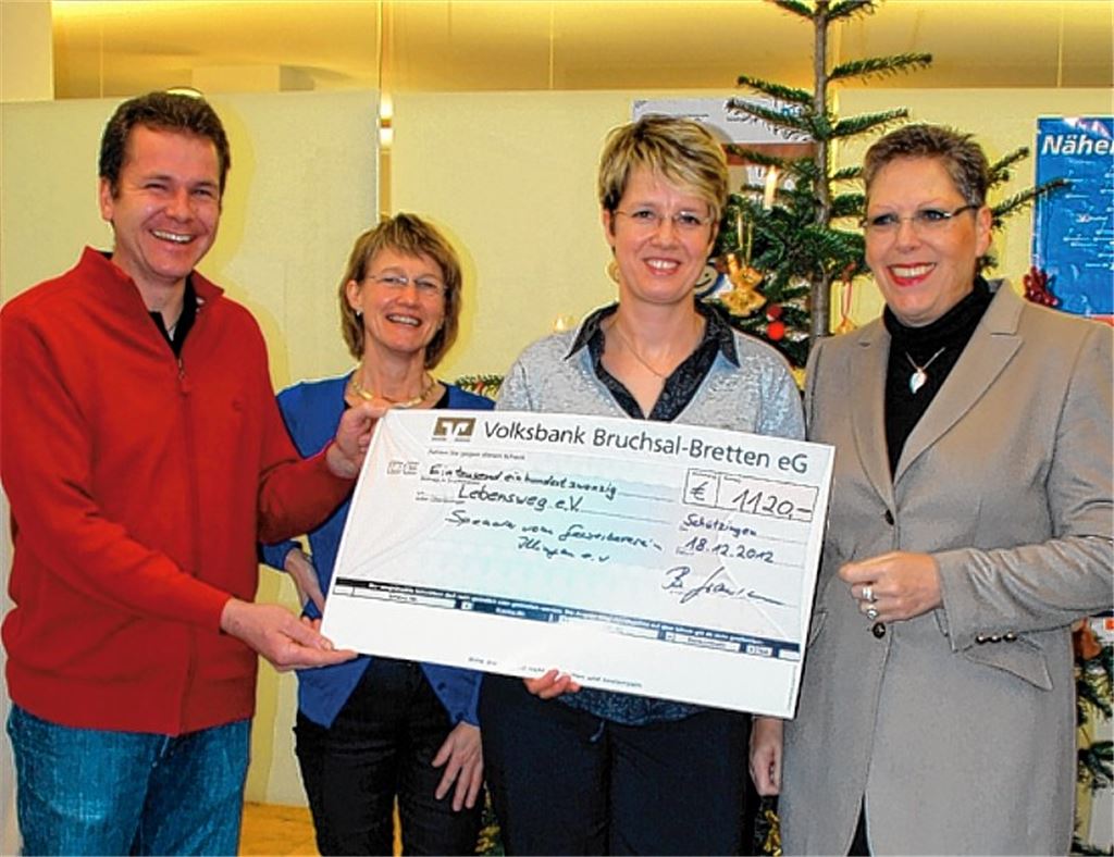 Zeichen der Solidarität (v. li.): Sebastian Zaiß (Beisitzer Gewerbeverein Illingen), Karin Eckstein und Stefanie Köppl-Rau (Förderverein Lebensweg) und Brigitte Grausam, die Vorsitzende des Gewerbevereins.