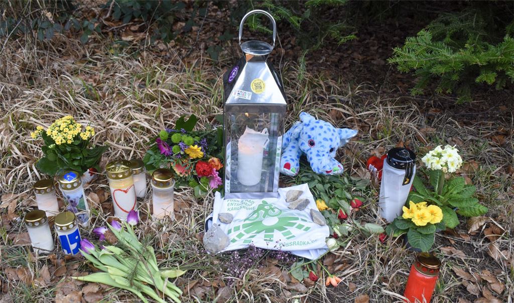 Zeichen der Trauer an der Unfallstelle an der L574 bei Neuhausen. Foto: Myroshnichenko