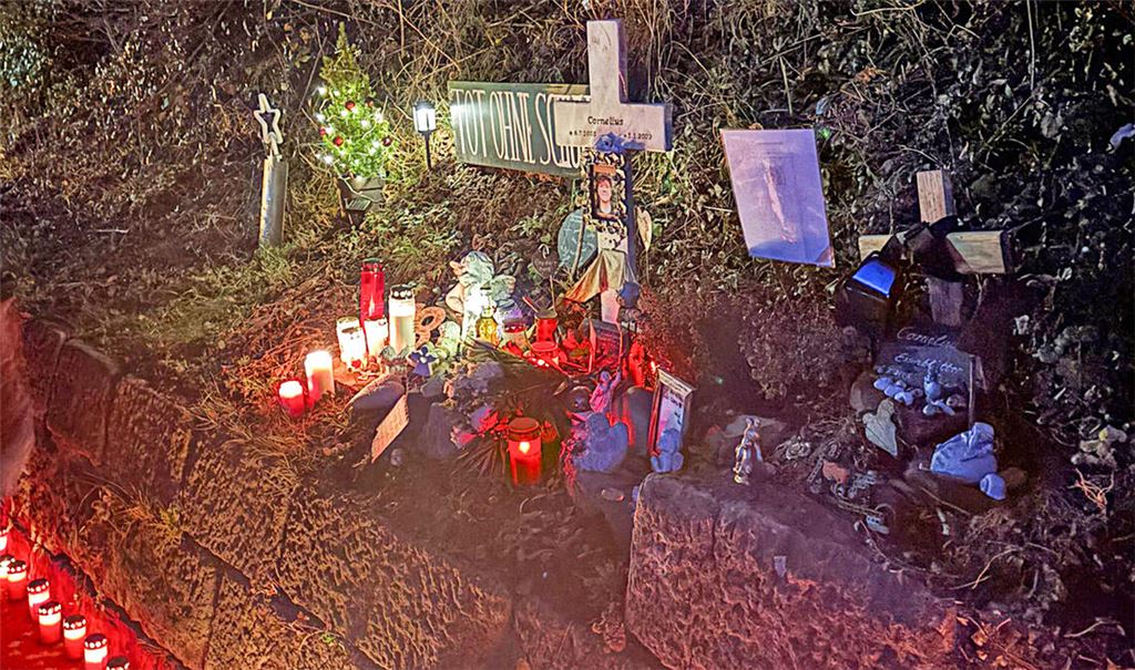 Zeichen der Trauer an der Unfallstelle in Neuenbürg. Foto: privat