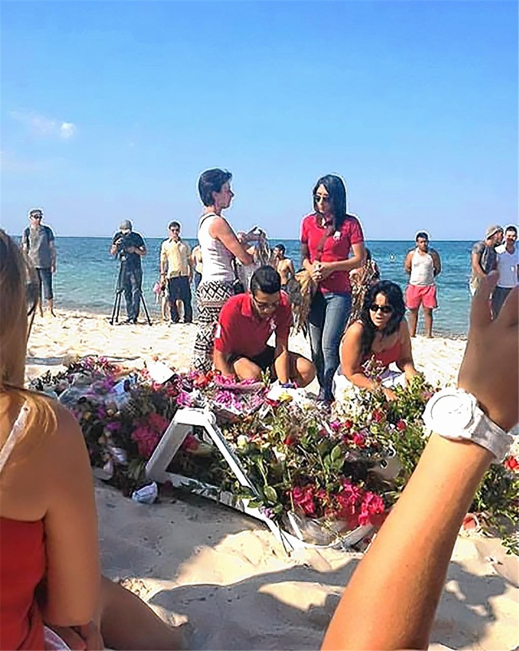 Zeichen der Trauer und Leere am Strand von Sousse: Handyfotos, die Ben Epples Nichte Siwar aufgenommen hat, zeigen die Folgen des Anschlags am Freitag vor einer Woche.