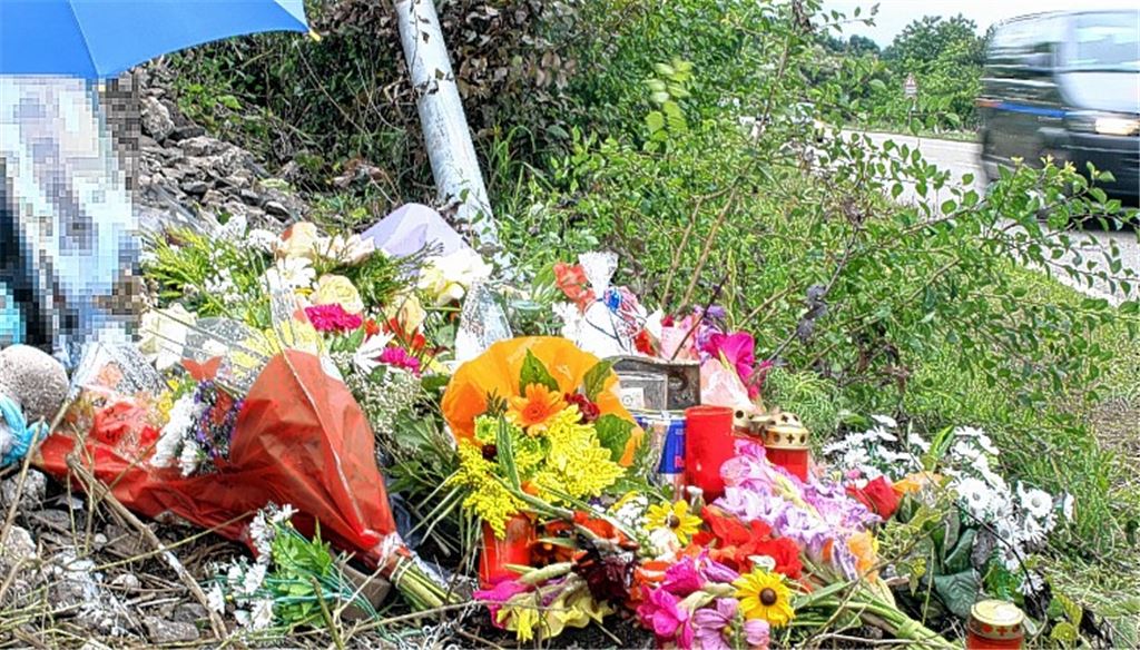 Zeichen des Gedenkens: Am Rand der B10 bei Enzberg haben Freunde des Unfallopfers Blumen, Kerzen und andere Erinnerungsstücke abgelegt.