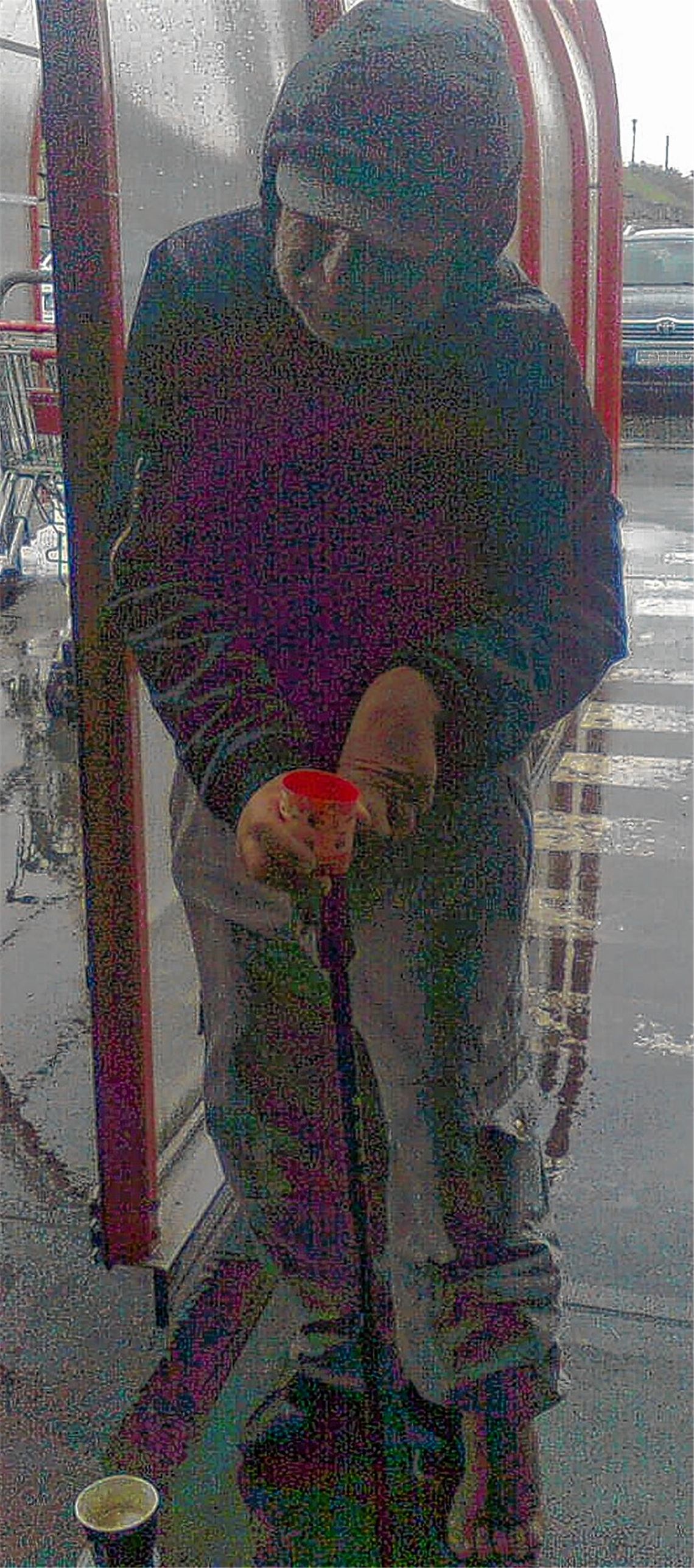 Zeichen des Mitgefühls: Das Los des Mannes, der an diesem kühlen Freitagmorgen in Mühlacker um Almosen bettelt, hat eine Leserin aus Mühlhausen stark bewegt. Spontan hat sie dem Bedürftigen einen Kaffee und ein Brötchen spendiert und ausdrücklich um Erlaubnis gefragt, bevor sie – um aufzurütteln – den Bettler mit nacktem Fuß mit ihrem Handy fotografiert hat.