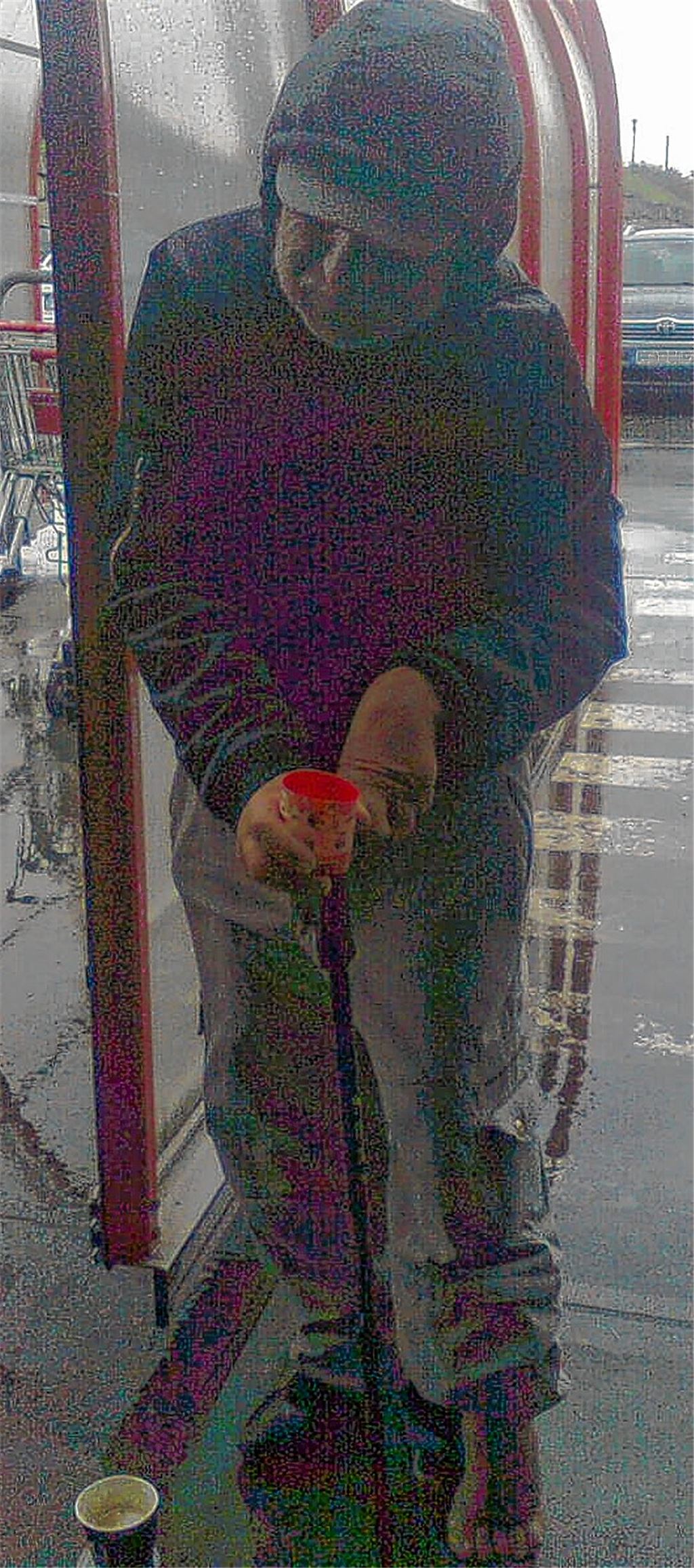 Zeichen des Mitgefühls: Das Los des Mannes, der an diesem kühlen Freitagmorgen in Mühlacker um Almosen bettelt, hat eine Leserin aus Mühlhausen stark bewegt. Spontan hat sie dem Bedürftigen einen Kaffee und ein Brötchen spendiert und ausdrücklich um Erlaubnis gefragt, bevor sie – um aufzurütteln – den Bettler mit nacktem Fuß mit ihrem Handy fotografiert hat.