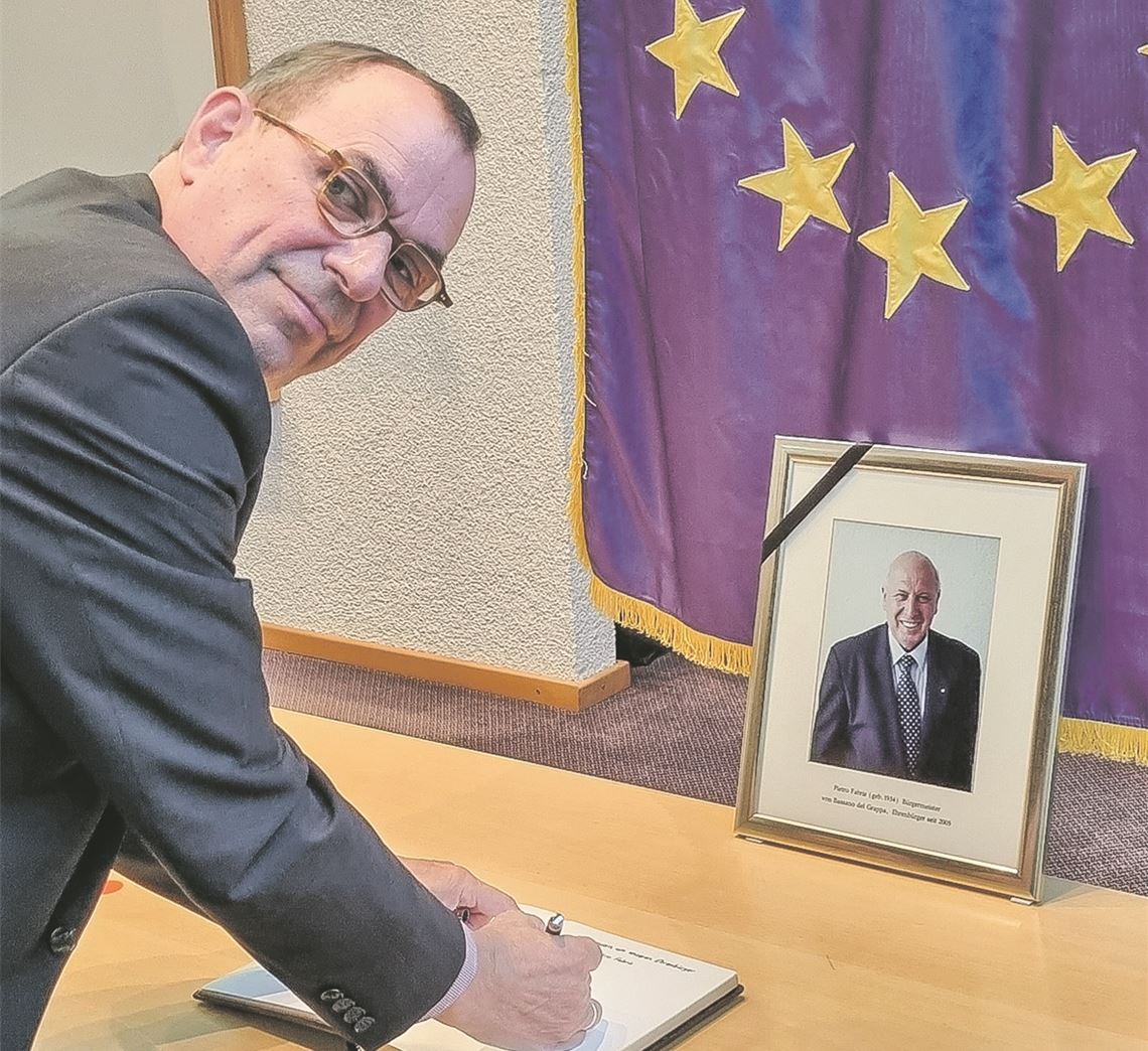 Zeichen des Respekts: OB Frank Schneider trägt sich ins Kondolenzbuch ein. Foto: Eier