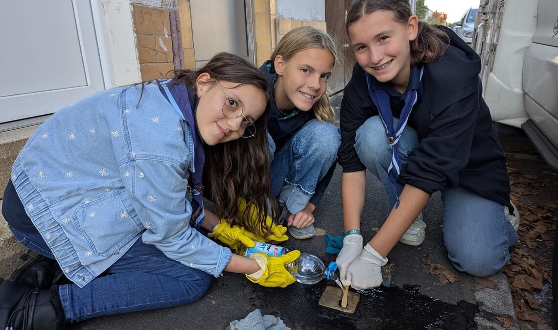Zeichen gegen das Vergessen und gegen den Faschismus: die Pfadfinderinnen am „Stolperstein“ für einen Jugendlichen aus Enzberg, den die Nazis ermordeten. Fotos: privat