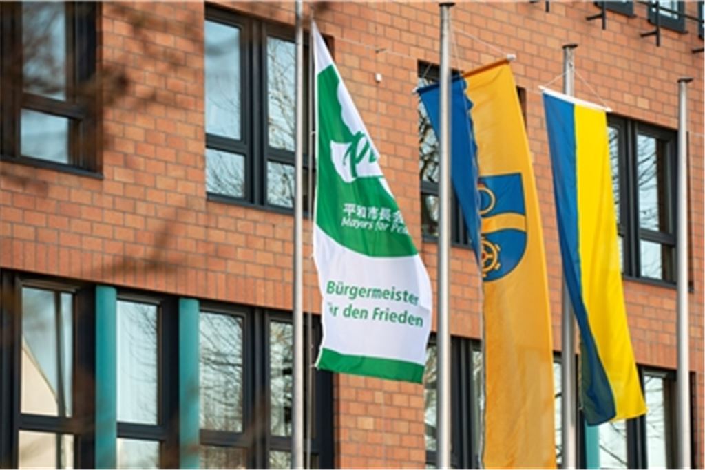 Zeichen setzen: Am Rathaus in Mühlacker flattert die Fahne der Kampagne „Mayors for Peace“ – Bürgermeister für den Frieden“, der die Stadt 2016 beigetreten ist. Foto: Fotomoment