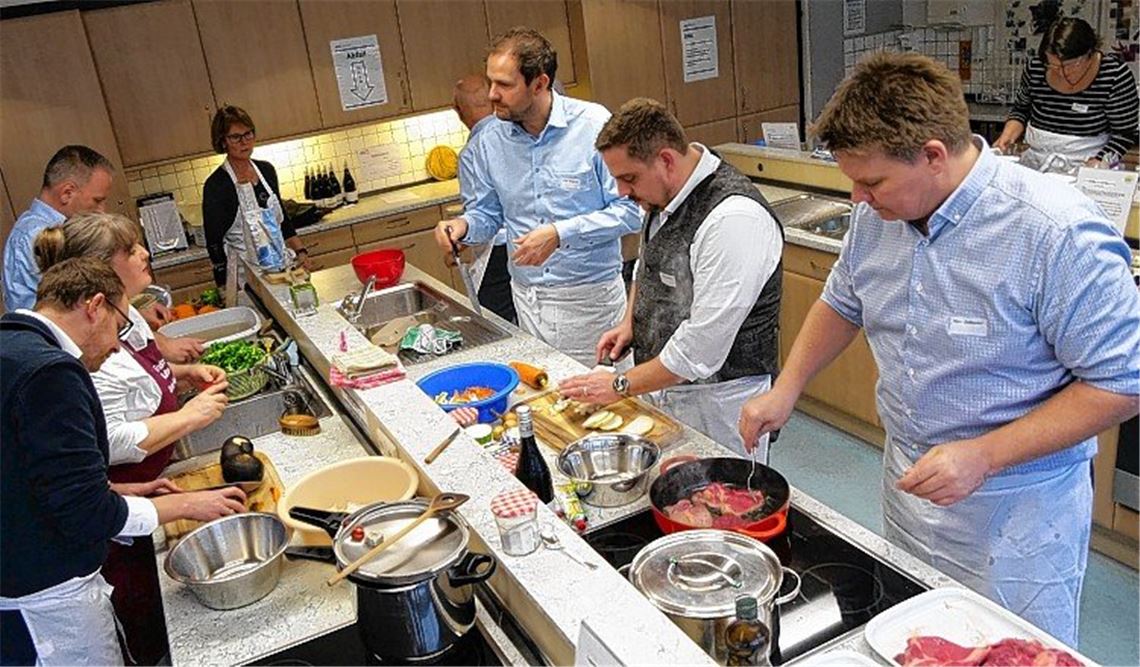 Bürgermeister kochen ein Bio-Menü