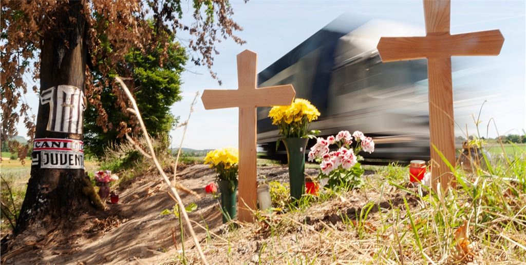 Zeichen von Trauer und Anteilnahme an der Unfallstelle. Foto: Fotomoment