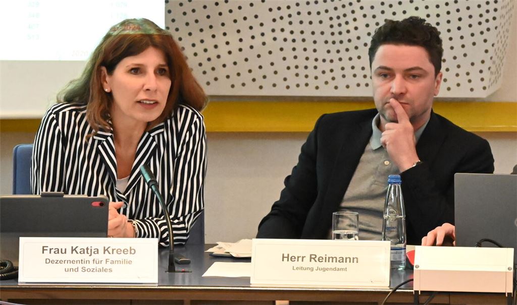 Zeichnen im Jugendhilfeausschuss ein düsteres Bild der gegenwärtigen Situation: die Dezernentin für Familie und Soziales, Katja Kreeb, und der Leiter des Jugendamts, Christopher-Tom Reimann. Foto: Bott