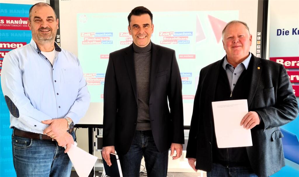 Zeigen Probleme auf: Matthias Morlock (v.li.), Kreishandwerksmeister Frank Herrmann und Joachim Butz. Foto: Peche