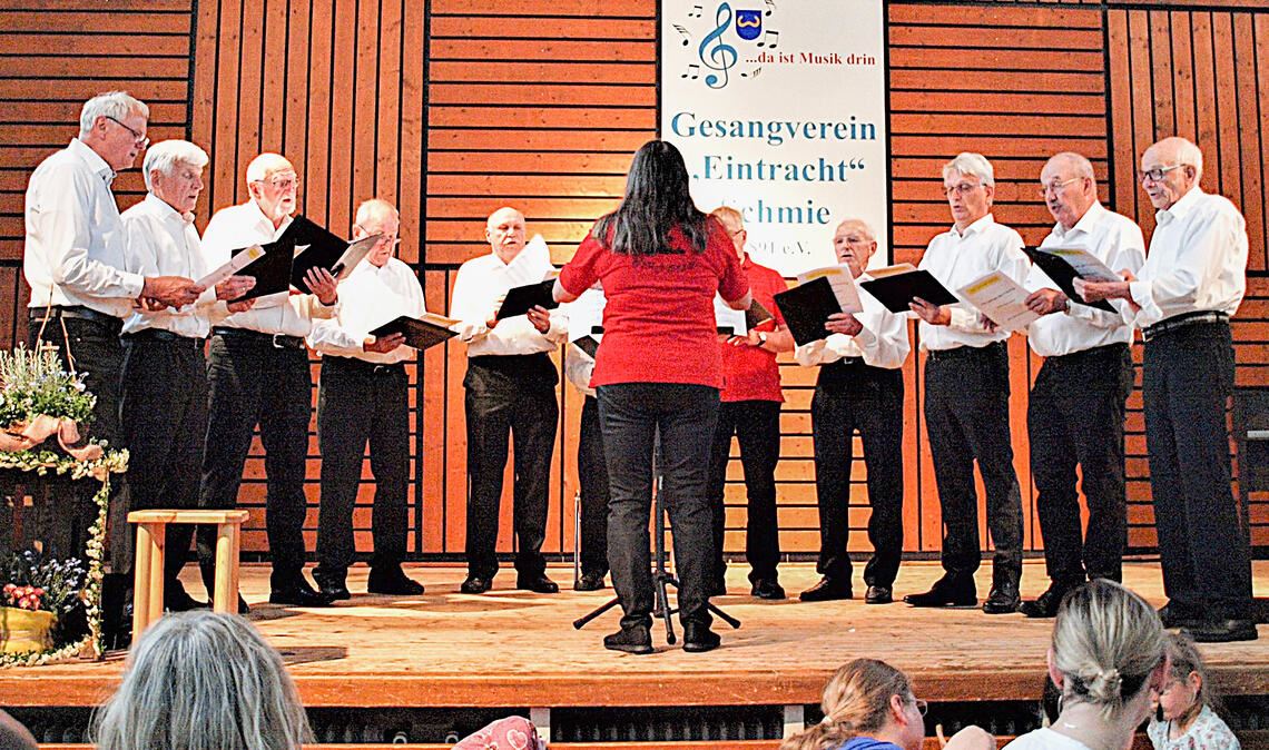 Zeigen ihr musikalisches Können: Der Männerchor des Gesangvereins „Eintracht“ Schmie und der junge Chor „Ton-SCHMIE.de“ (Foto unten) unterhalten beim Sänger-Café. Fotos: Filitz