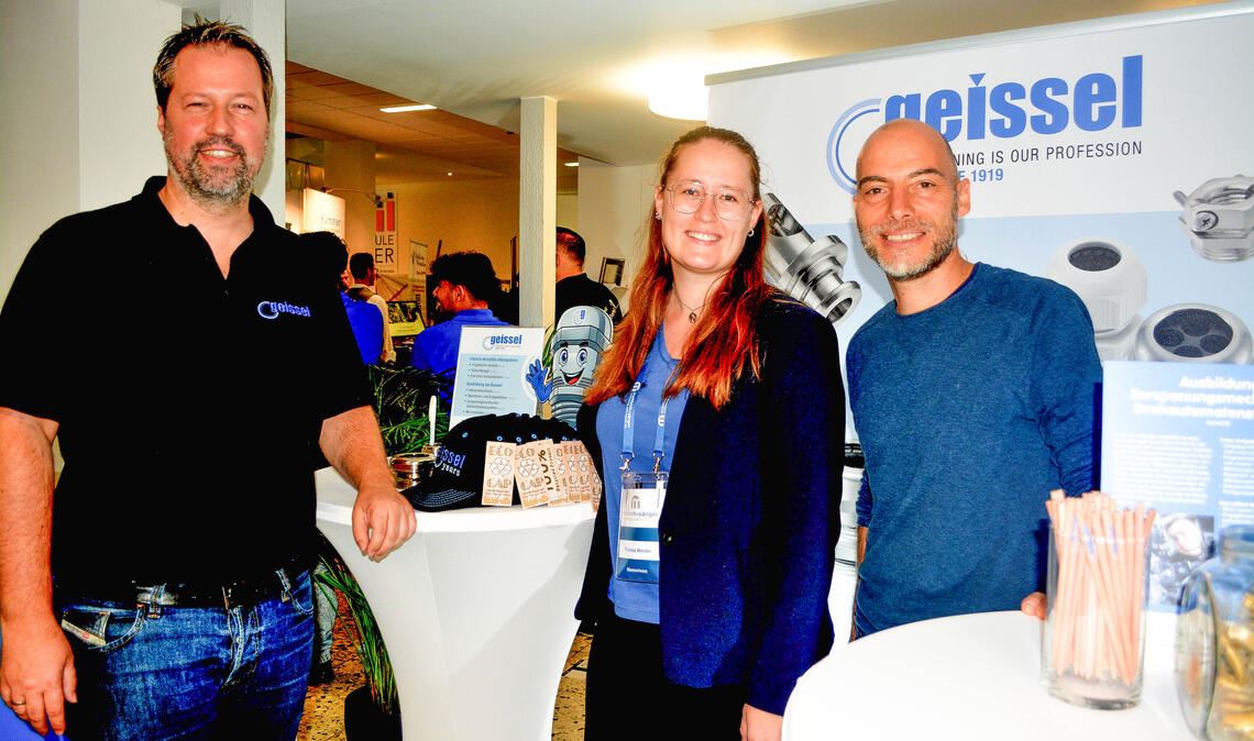 Zeigen sich sehr zufrieden mit dem Verlauf der Aus- und Weiterbildungsbörse (v. li.): Marc Seidel, Geschäftsführer der Lienzinger Firma Geissel, Theresa Werder von der Marketing- und Messe-AG Mattfeldt + Sänger und der Enzkreis-Wirtschaftsbeauftragte Jochen Enke.