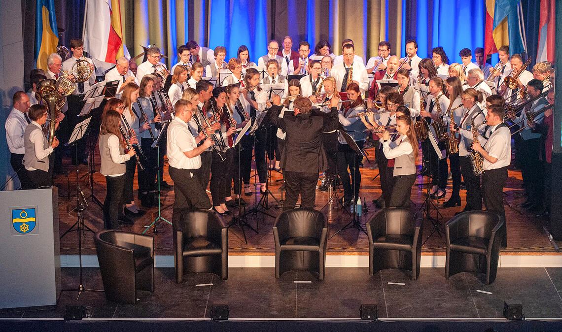 Zeigen, wie Gemeinsamkeiten ganz praktisch funktionieren: Die Musikvereine Mühlacker und Enzberg musizieren als Schlusspunkt des Festakts auf einer Bühne. Fotos: Fotomoment