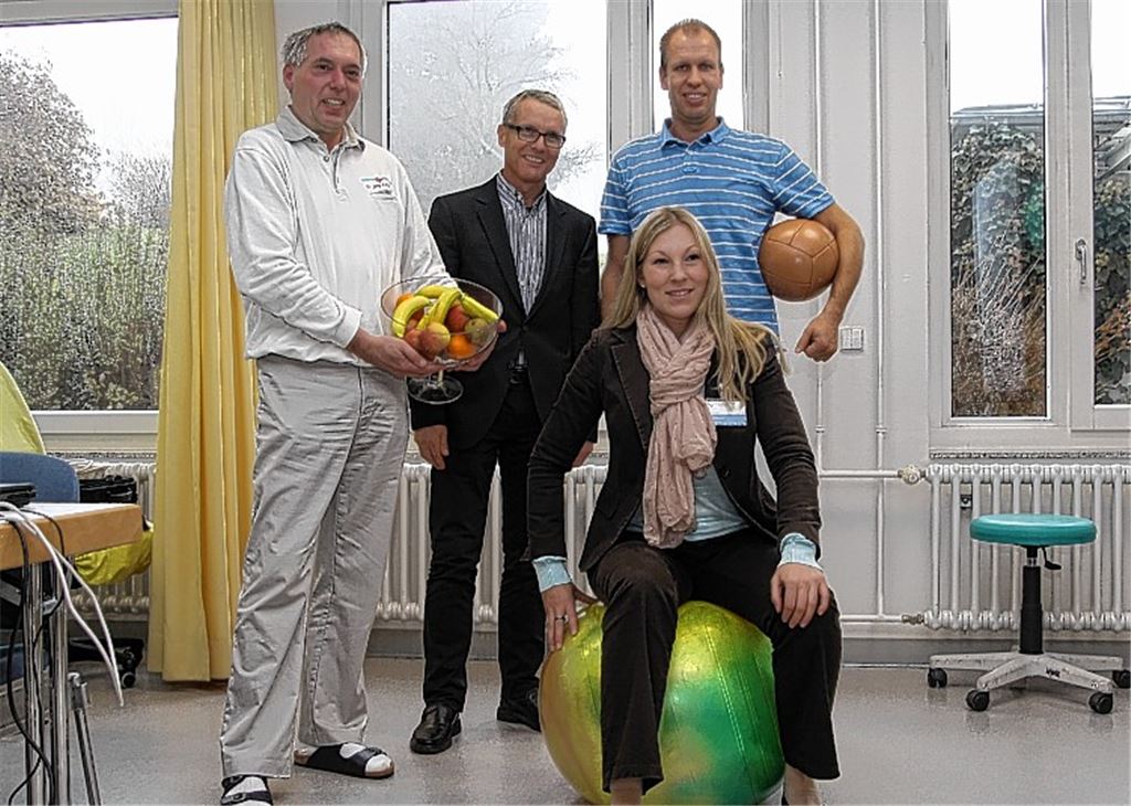 Zeigen, wie es geht: Dr. med. Jörg Reymann (v.li.), Dr. Till Neugebauer, Dr. Carsten Maaßen und Katrin Kern, Regionaldirektorin der Enzkreis-Kliniken Mühlacker, fordern Diabetes-Patienten zu gesunder Ernährung und Bewegung auf. 