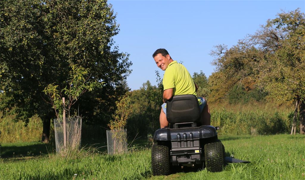 Zeit zum Rasenmähen auf seinen Obstwiesen muss sich der neue Maulbronner Bürgermeister Aaron Treut inzwischen aktiv nehmen – und das tut er gerne. Foto: Deeg