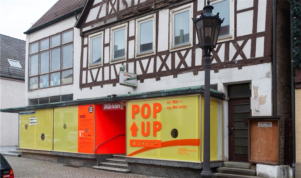 Zeitkapsel: Das ehemalige Kaufhaus Leitz an der Marktstraße in Knittlingen, das jetzt zeitweise zu einem Pop-Up-Museum wird. Fotos: Fotomoment/Archiv: Huber