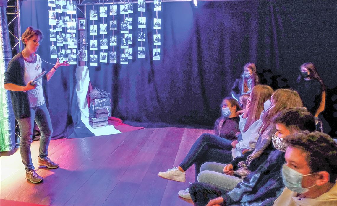 Zeitreise mit Tiefgang: Schüler des Salzach-Gymnasiums zu Gast in der Grundgesetz-Ausstellung in der Maulbronner Stadthalle.privat