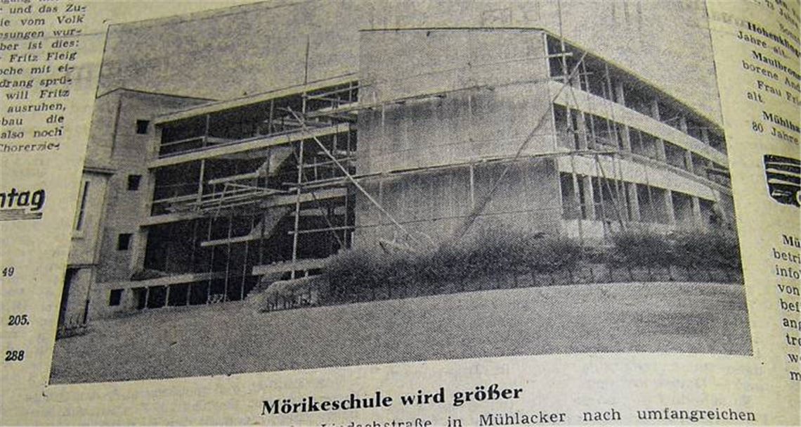 Zeitungsbericht vom 27. Oktober 1962. Zu sehen ist der damalige Neubau vom Schulhof her; am linken Bildrand schließt sich die bestehende Mörikeschule an.