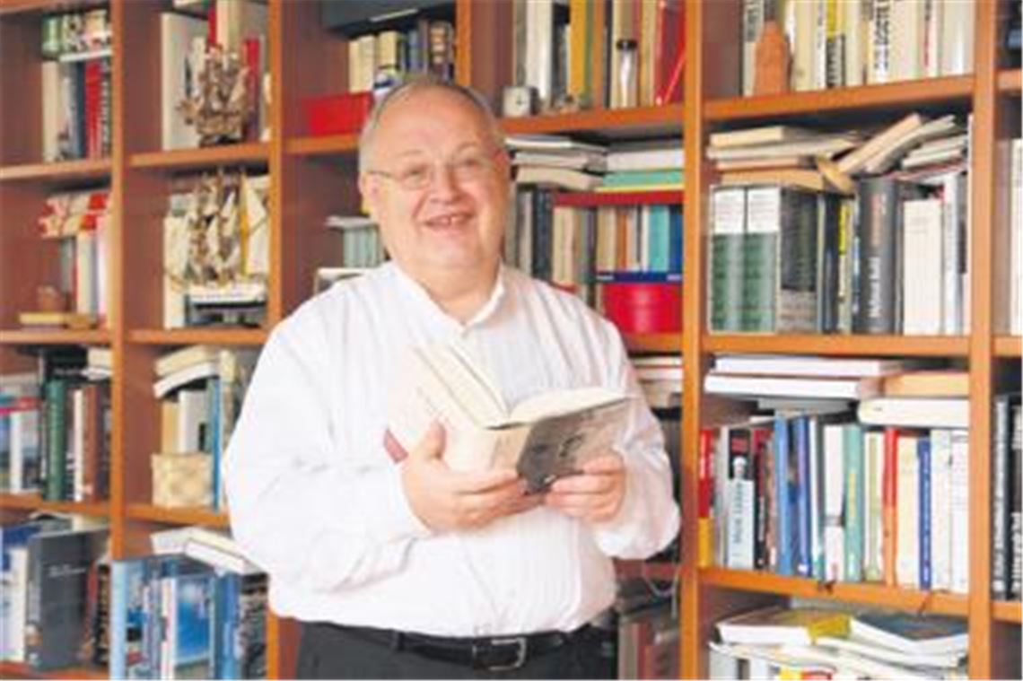 Zeitungsredakteur, Familienvater und Kommunalpolitiker mit Leib und Seele: Günter Bächle, hier mit einer Biografie des früheren Bundeskanzlers Helmut Kohl, wird heute 60 Jahre alt. Foto: Sadler