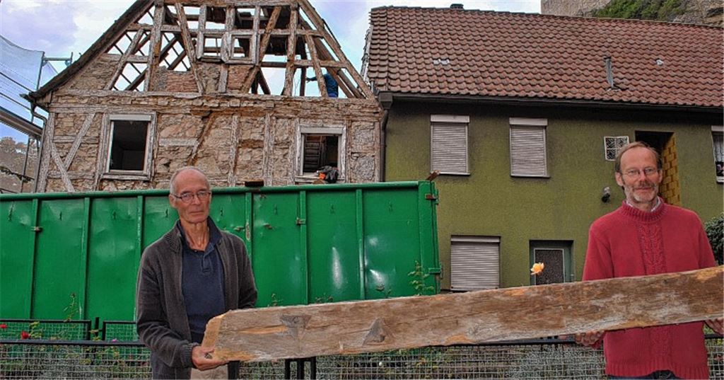 Zeitzeugen: Wolfgang Rieger (li.) und Manfred Rapp vom Historisch-Archäologischen Verein präsentieren das Holz, das einst über den Wasserweg aus dem Schwarzwald nach Mühlacker kam.