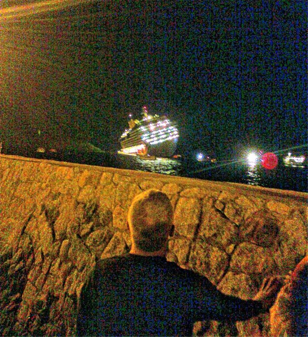 Zeitzeugnis: Enzo Stefanello hat nach der glücklichen Rettung die verunglückte „Costa Concordia“ mit seiner Handykamera fotografiert.