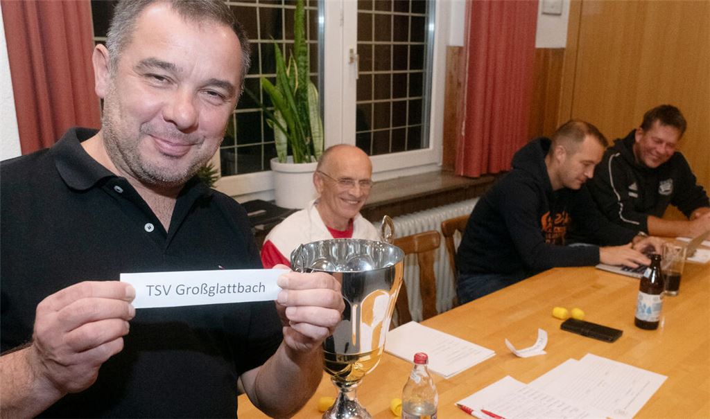 Zeljko Schuhmacher, Reinhold Schimpgen, Timo Schöttle und Uli Lannick (v.li.) leiten die Auslosung für den Mühlacker Stadtpokal 2026. Foto: Fotomoment