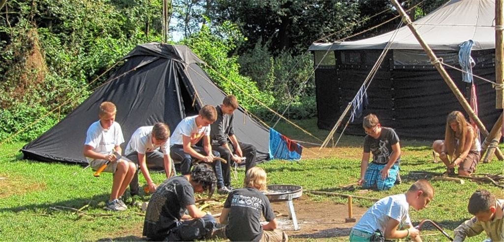 Zeltplanen sind den Mühlacker Sankt Georgs Pfadfindern – hier bei einem Sommerlager in den Niederlanden – in der Nacht nach dem Straßenfest gestohlen worden. Foto: privat