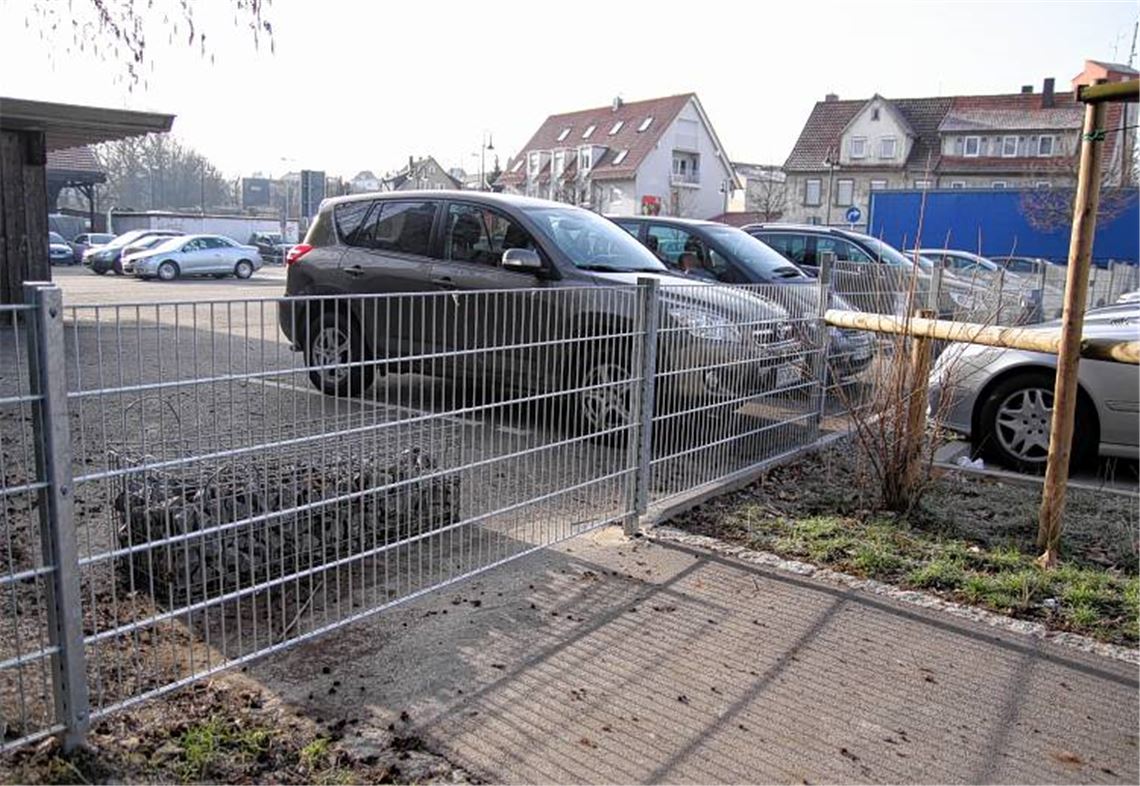 Zentraler Standort: Über die Diskussion um den umstrittenen Zaun hinaus gibt es neue Gedankenspiele, was die heutigen Parkplatzflächen an der B10 betrifft.