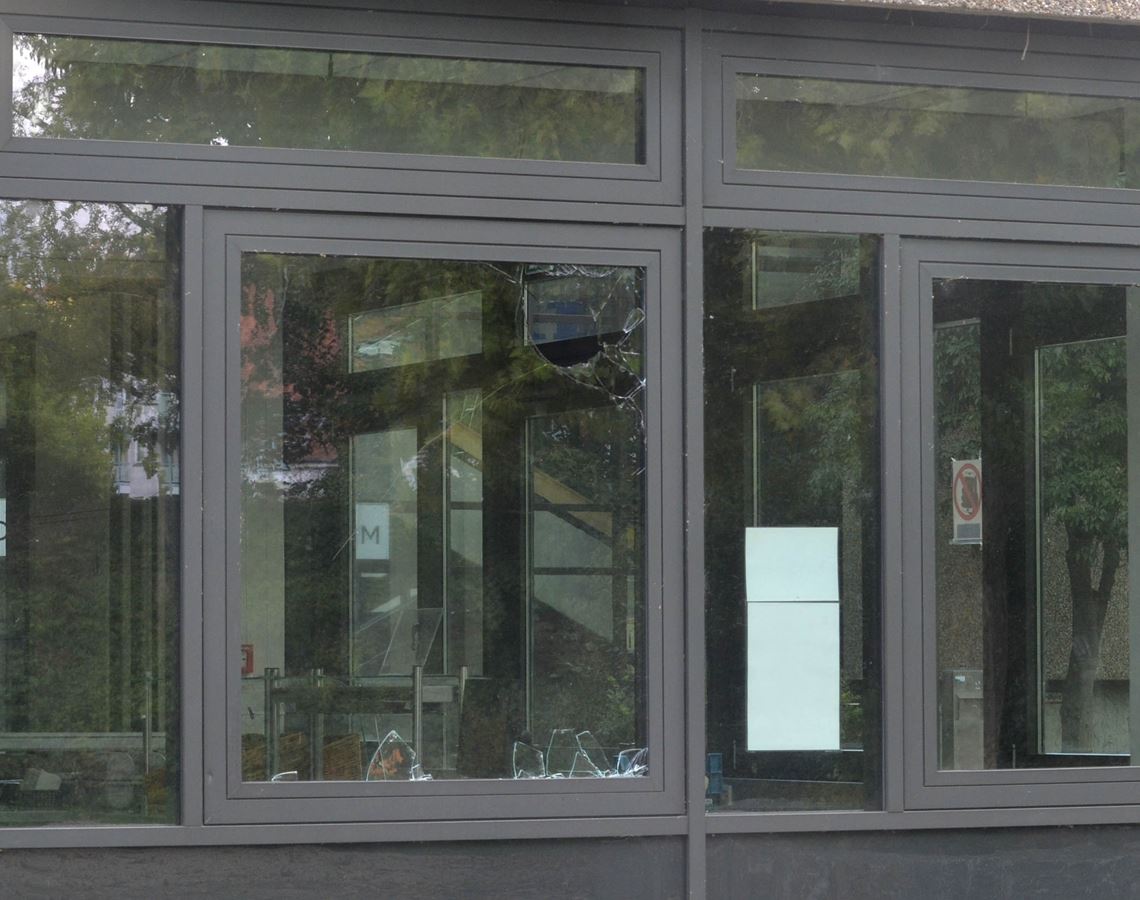 Zerbrochene Scheiben am THG. Foto: Stahlfeld