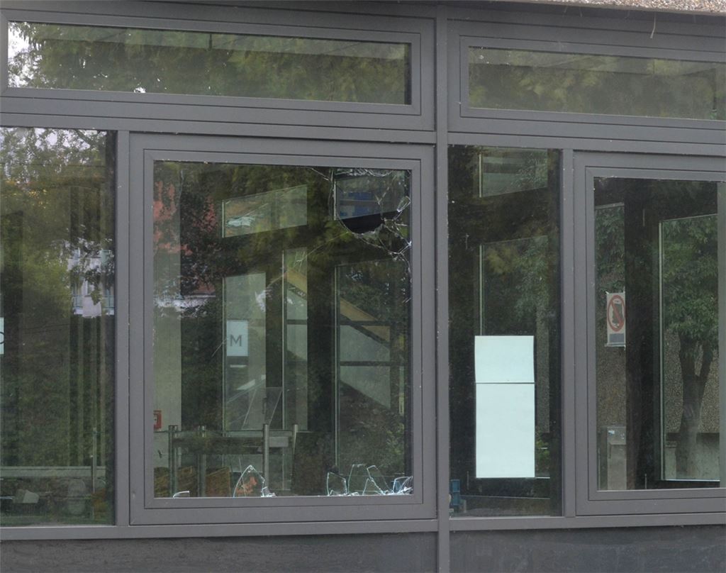 Zerbrochene Scheiben am THG. Foto: Stahlfeld