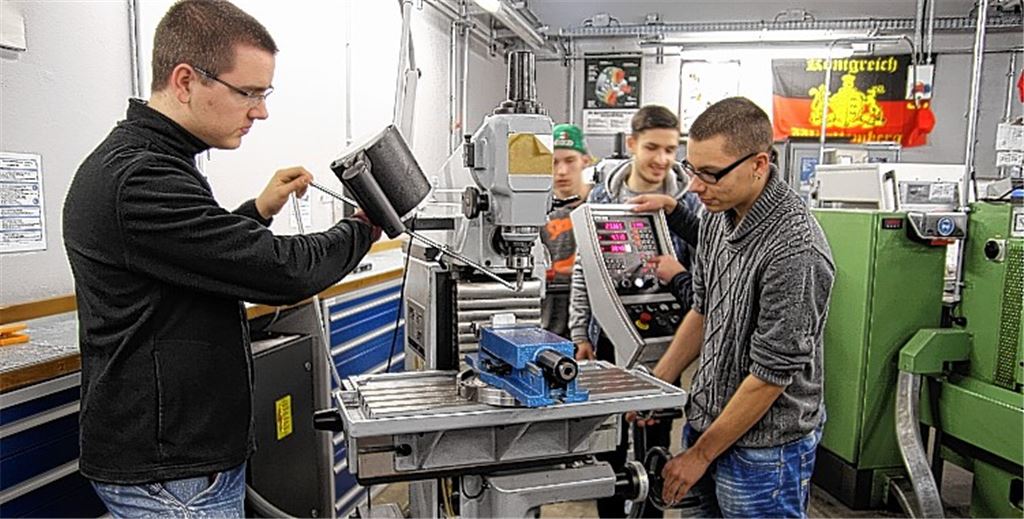 Zerspanungsmechaniker an einer Fräsmaschine. Bei ihnen steht derzeit im zweiten Ausbildungsjahr das Thema „Fertigungsplan Drehen und Fräsen“ auf dem Programm. Fotos: Sadler