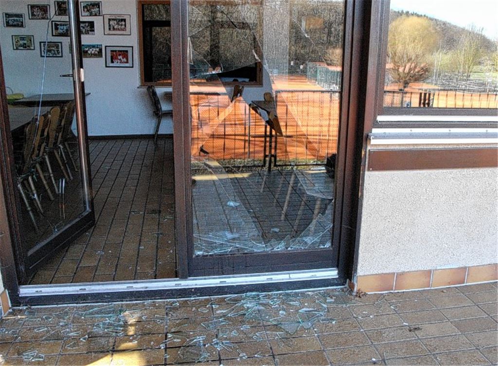 Zerstörte Balkontür am Clubheim des TC Lomersheim. Die Polizei war am Donnerstag noch mit der Spurensicherung beschäftigt, weshalb im Inneren nicht fotografiert werden konnte. Foto:Eigner
