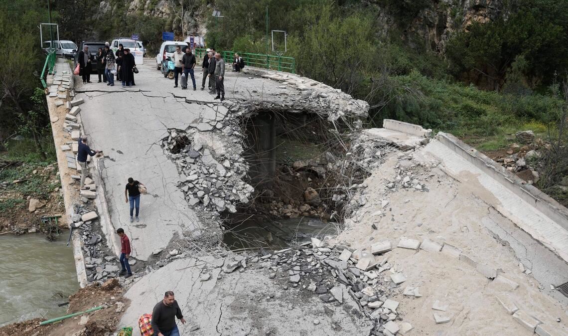 Zerstörte Brücke im Libanon