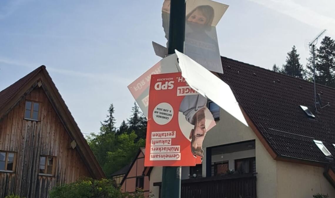 Zerstörte Wahlplakate. Foto: privat