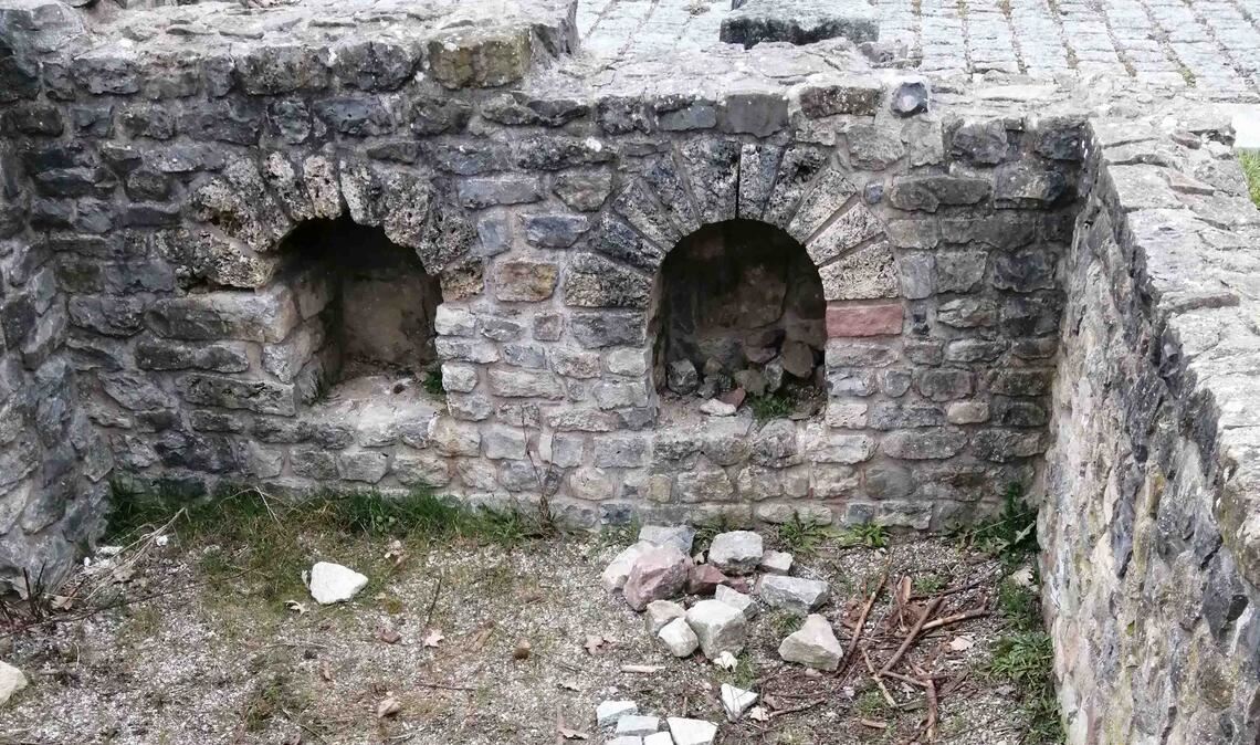 Zerstörungswut: Unbekannte brechen Steine aus den Mauern der Villa Rustica. Foto: privat