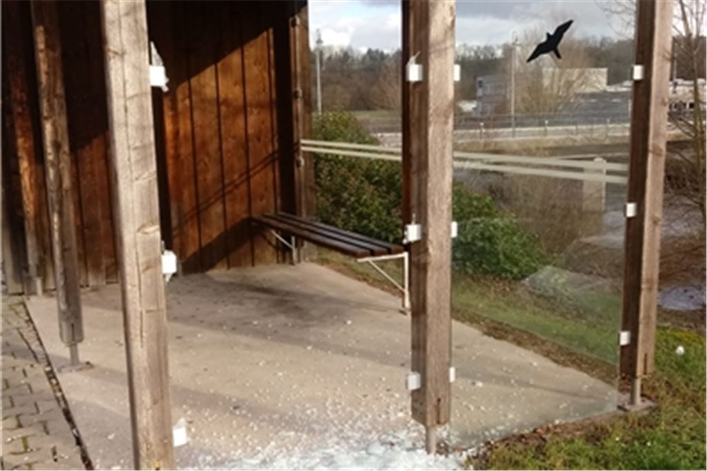 Zertrümmerte Scheibe an einem Buswartehäuschen in Lomersheim. Foto: Hagenbuch