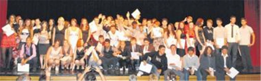 Zeugnis in der Tasche: Die Abschluss-Schüler der Schillerschule feiern im Mühlacker Mühlehof das Ende eines wichtigen Lebensabschnitts. 
Foto: Stahlfeld