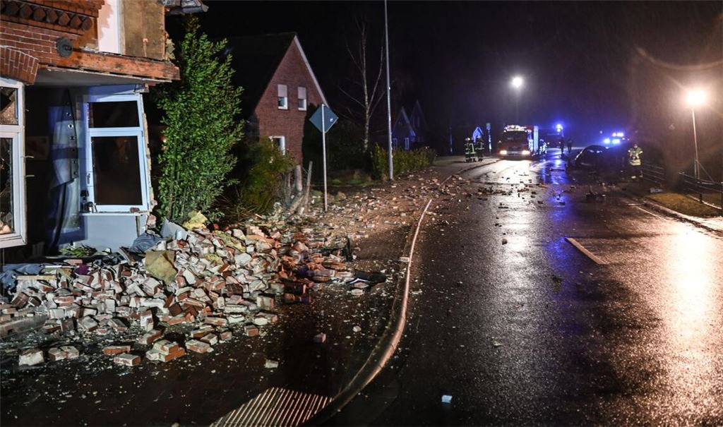Ziegelsteine einer Hausfassade liegen auf der Straße.