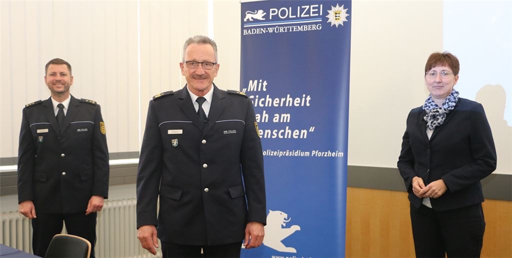 Ziehen Bilanz 2021 (v.li.): Schutzpolizei-Chef Andreas Bjedov, Polizeipräsident Wolfgang Tritsch und Kriminalpolizei-Leiterin Sandra Zarges.Foto: Sadler