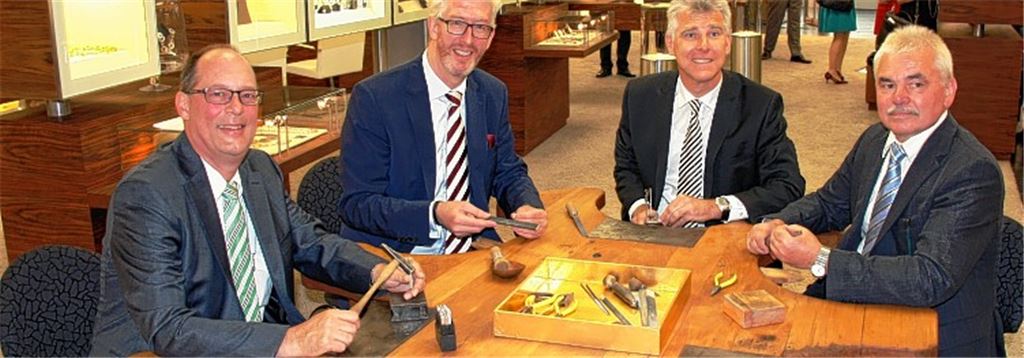 Ziehen an einem Strang: Stephan Scholl (v.li.), Vorstandsvorsitzender der Sparkasse Pforzheim-Calw, Georg Leicht, Geschäftsführer Juwelier Leicht, Michael Buck, Geschäftsführer Schmuckwelten sowie Oswald Meisenbacher, Geschäftsführer der DSU Deutsche Schmuck und Uhren. 