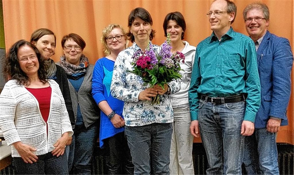 Ziehen an einem Strang (v.li.): Annette Philippzig, Anke Heinrich (Schriftführerin), Gaby Hirt (Kassenwartin), Sabine Herzog (zweite Vorsitzende), Christiane Sauter-Pflomm, Tina Krüger (Elternbeiratsvorsitzende), Bernhard Haumacher (Vorsitzender), Matthias Klewar (stellvertretender Schulleiter).