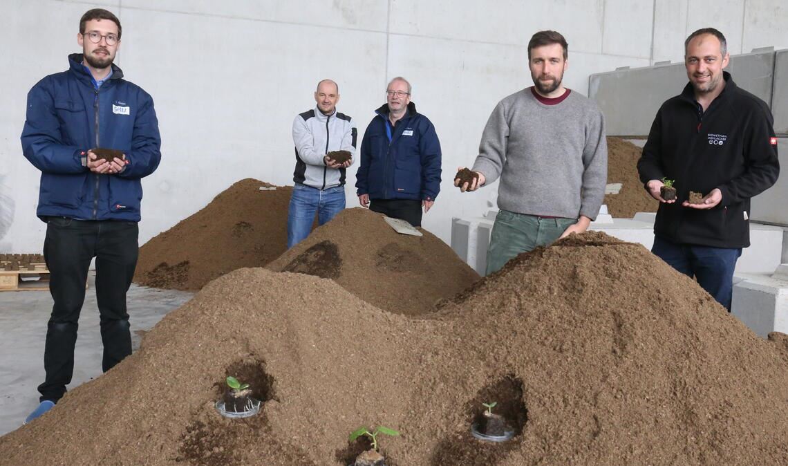 Ziehen erfolgreich an einem Strang, um ein vollwertiges Torf-Ersatzprodukt zu entwickeln: Fabian Geltz (v.li.), Roland Jans, Ulrich Geltz, Benedikt Müller und Thomas Gutjahr. Foto: Deeg