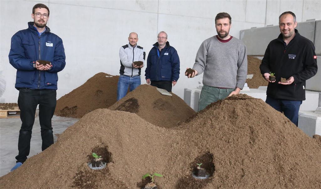 Ziehen erfolgreich an einem Strang, um ein vollwertiges Torf-Ersatzprodukt zu entwickeln: Fabian Geltz (v.li.), Roland Jans, Ulrich Geltz, Benedikt Müller und Thomas Gutjahr. Foto: Deeg