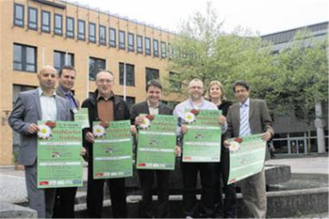 Ziehen für den Mühlacker Frühling an einem Strang: Rudi Postosch (v.li.), Verkaufsleiter beim Brauhaus Pforzheim, das als Sponsor der Veranstaltung fungiert, Bernd Huber von fresh events, zuständig für die Bewirtung, Jürgen F. Heinz, verantwortlich für das kulturelle Programm, sowie die Organisatoren Ralf Grieser, Hans-Dieter Slobodkin, Elke Kaufmann und Hans-Ulrich Wetzel vom GHV Mühlacker. Foto: Disselhoff
