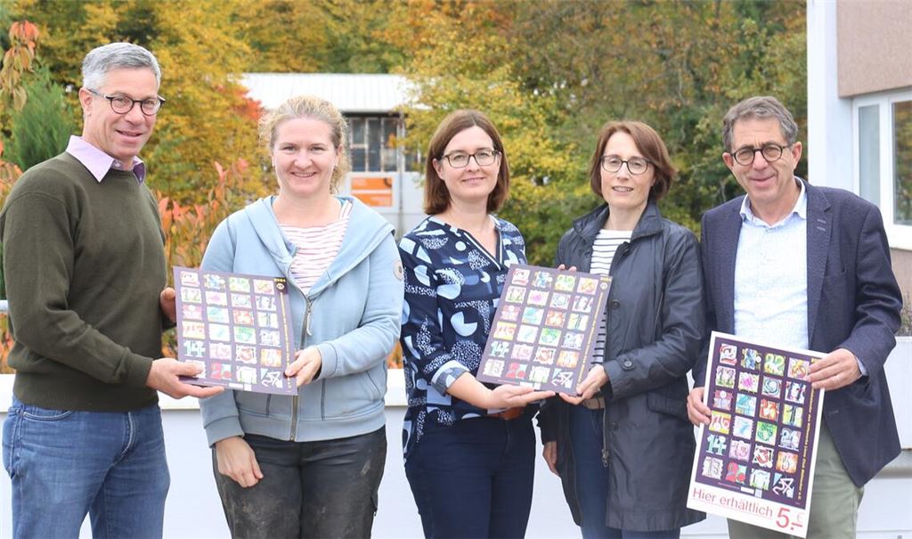 Ziehen für die erfolgreiche Benefizaktion an einem Strang (v. li.): Christian Häußermann, Präsident des Lions Club Mühlacker, Julia Ziegler vom Verein Aktivspielplatz Räuberbande, Anette Nitzsche von der Grundschule in Roßwag, die Koordinatorin der Adventskalender-Aktion, Isabelle Ziegler, und Verleger Hans-Ulrich Wetzel. Foto: von Wagner