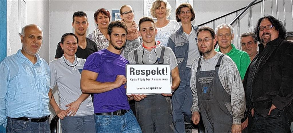 Ziehen für die gute Sache an einem Strang: Beschäftigte der IG Metall Pforzheim und Betriebsräte der Firma GMD Abele machen Werbung für „Respekt! Kein Platz für Rassismus“. 