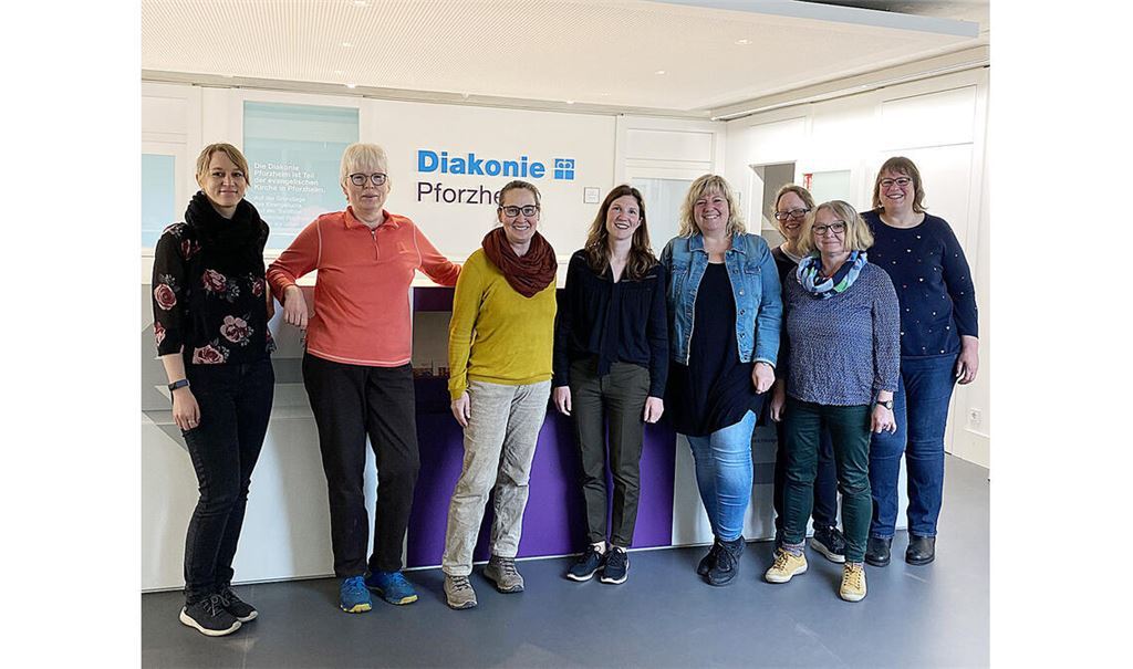 Ziehen im Kampf gegen die Gewalt gegen Frauen mit Behinderung an einem Strang (v. li.): Anna Wollmann, Vertrauensperson der Frauenbeauftragten der Lebenshilfe Pforzheim- Enzkreis, Claudia Grau, stellvertretende Frauenbeauftragte der Lebenshilfe Pforzheim-Enzkreis, Nina Paegel, Frauenbeauftragte der Lebenshilfe Pforzheim-Enzkreis, Anne Marie Rouvière-Petruzzi, Inklusionsbeauftragte des Enzkreises, Tanja Göldner, Leiterin des ökumenischen Frauenhauses und der Fachstelle häusliche Gewalt, Stella Martjan, Frauenbeauftragte des Auenhofs, Martina Ilg, Vertrauensperson der Frauenbeauftragten des Auenhofs, und Elke Leuschner, Mitarbeiterin in der Fachstelle häusliche Gewalt. Foto: Enzkreis