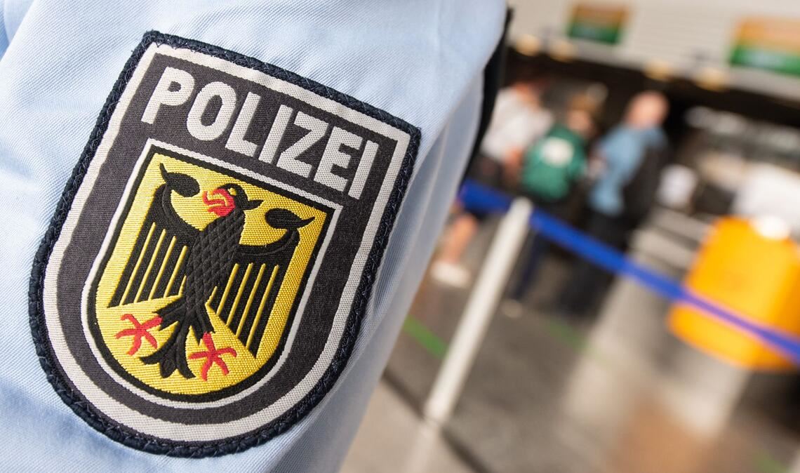 Ziel der Dokumentenprüfung ist es, eine unerlaubte Einreise in die Staaten der Europäischen Union zu verhindern. (Symbolbild)