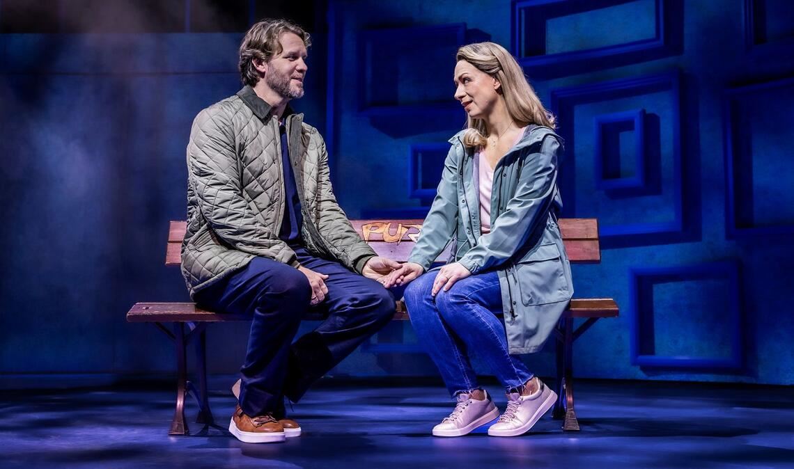 „Ziemlich abgerockt, aber immer noch da. So wie wir.“ Petra (Carolyn Soyka) und Robert (Markus Neugebauer) auf ihrer „PUR“-Bank